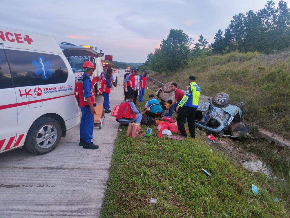 Kecelakaan maut mengakibatkan dua korban meninggal dunia terjadi di Jalan Tol Trans Sumatera (JTTS) KM 197 ruas Terpeka. (Dok. PJR Ditlantas Polda Lampung).