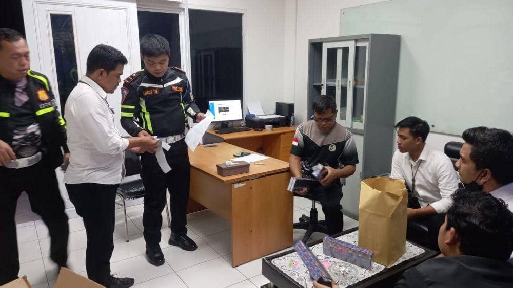 Petugas Unit PJR Ditlantas Polda Lampung mengamankan sebanyak 2,6 juta batang rokok nonpita cukai alias ilegal di Jalan Tol Lampung ruas Bakter. (Dok. PJR Ditlantas Polda Lampung)..