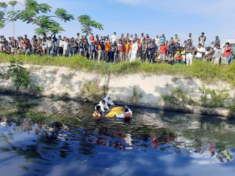 Sejumlah warga sekitar Tanah Mas Semarang Utara berkerumun melihat proses evakuasi mayat yang ditemukan di sungai samping gereja. (IDN Times/bt)
