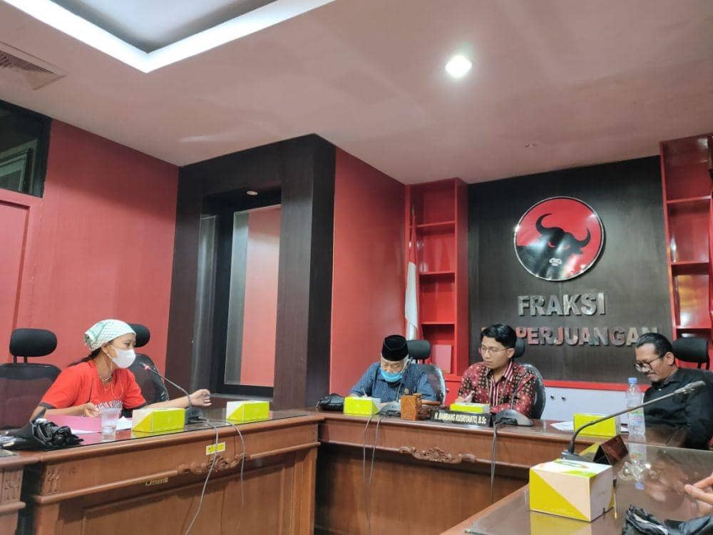 Perwakilan SPRT Merdeka Semarang saat beraudiensi dengan anggota Fraksi PDIP Jateng. (IDN Times/bt)