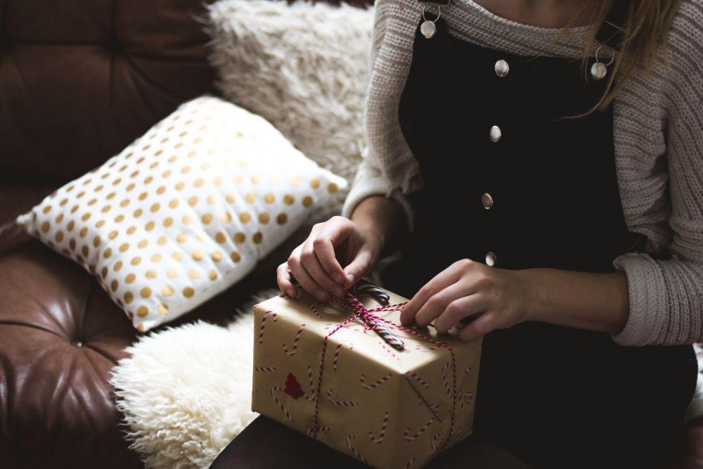 5 Fakta Psikologis di Balik Momen Tukar Kado saat Natal