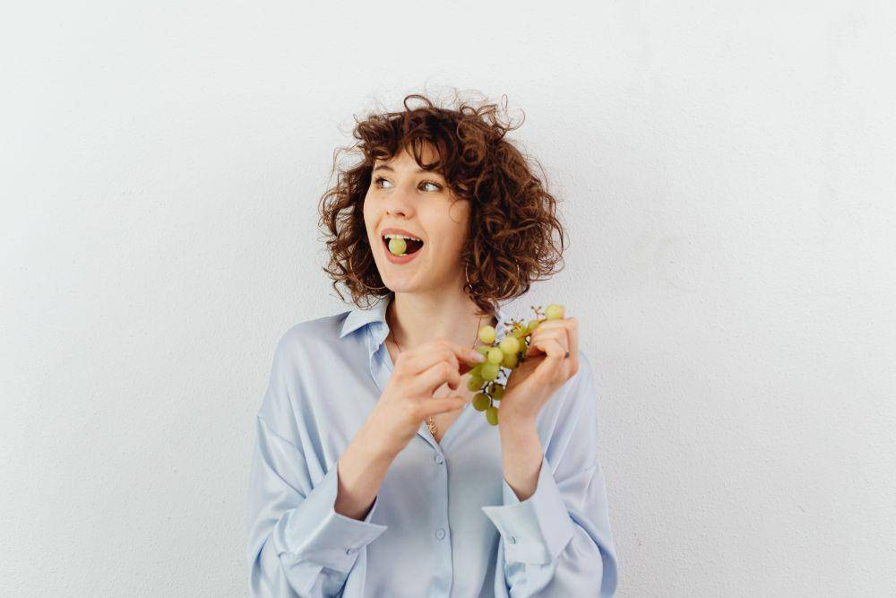 ilustrasi makan buah (pexels.com/Karolina Grabowska)