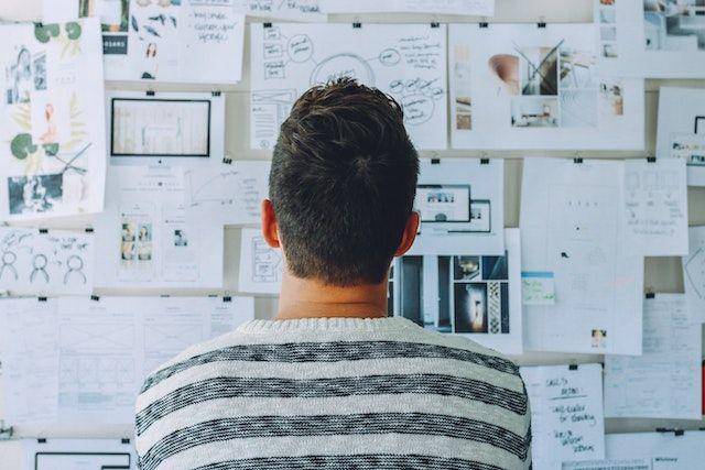 ilustrasi menyiapkan itenerary dan budget (pexels.com/Startup Stock Photos)