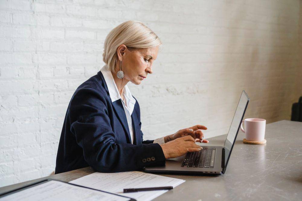 ilustrasi perempuan sedang bermain laptop (pexels.com/Timur Weber)