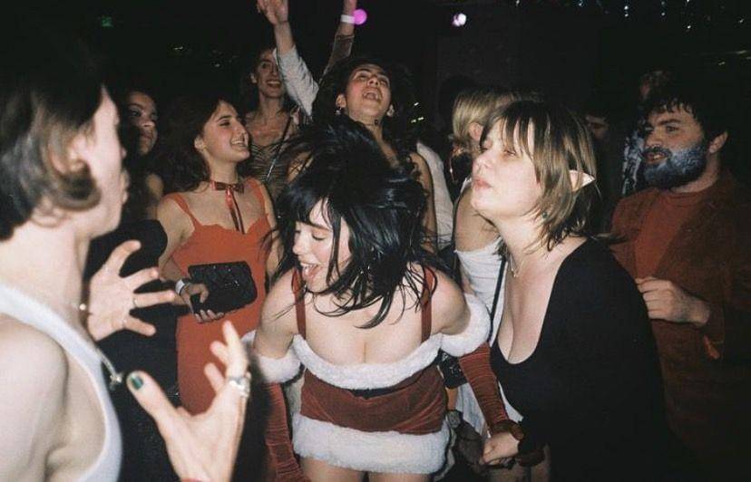 potret Billie sangat menikmati pestanya (instagram.com/only_omenihu)