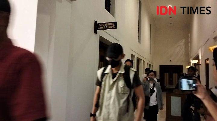 Penyidik KPK saat keluar dari ruangan Gubernur Jatim. (IDN Times/Khusnul Hasana).