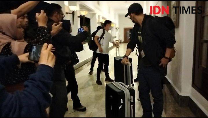 Petugas usai keluar dari ruangan Sekertaris Provinsi Jawa Timur dengan membawa tiga koper berisi barang bukti, Rabu (21/12/2022). (IDN Times/Khusnul Hasana)