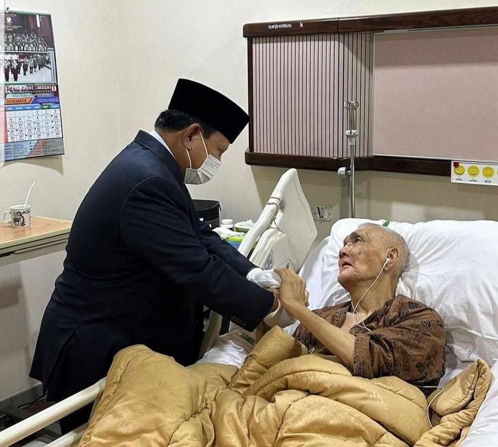 Prabowo Subianto Genggam Tangan Try Sutrisno Saat Jenguk ke RSPAD