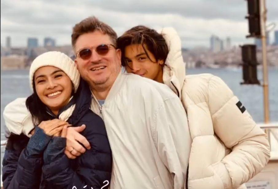 9 Potret Seru Keluarga Maudy Koesnaedi Pelesiran ke Turki, Happy!