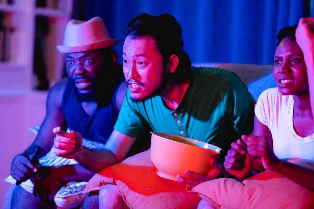 Ilustrasi sekelompok anak muda sedang nobar film di dalam ruangan (Shutterstock/Perfect Angle Images)