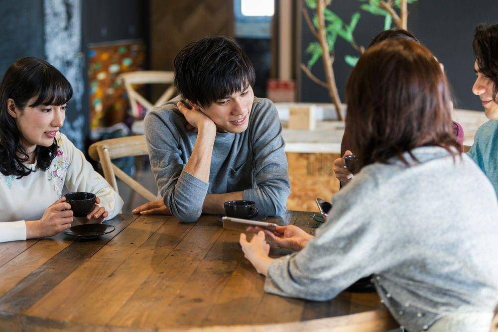 Ilustrasi sekelompok anak muda sedang berkumpul (Shutterstock/milates)