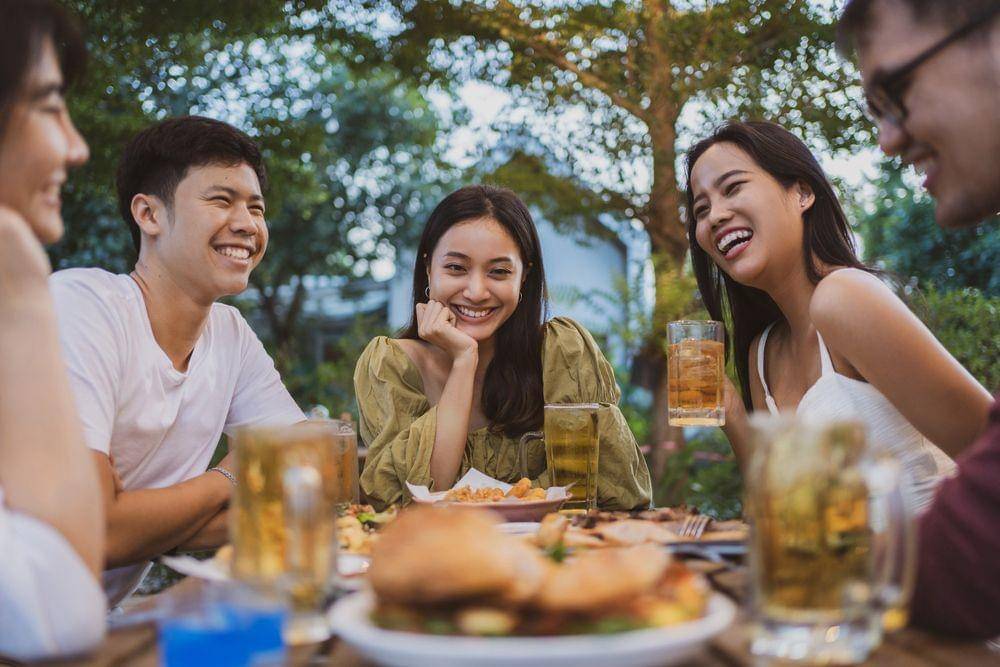 Ilustrasi sekelompok anak muda makan dan minum bersama (Shutterstock/TORWAISTUDIO)