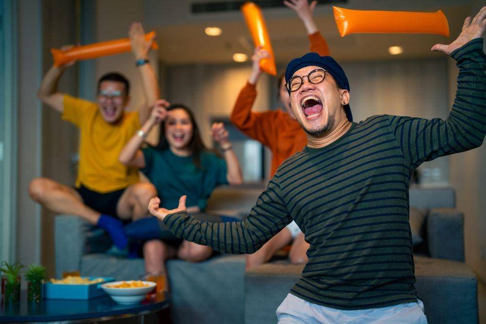 Ilustrasi sekelompok anak muda sedang asyik bermain games (Shutterstock/CandyRetriever)