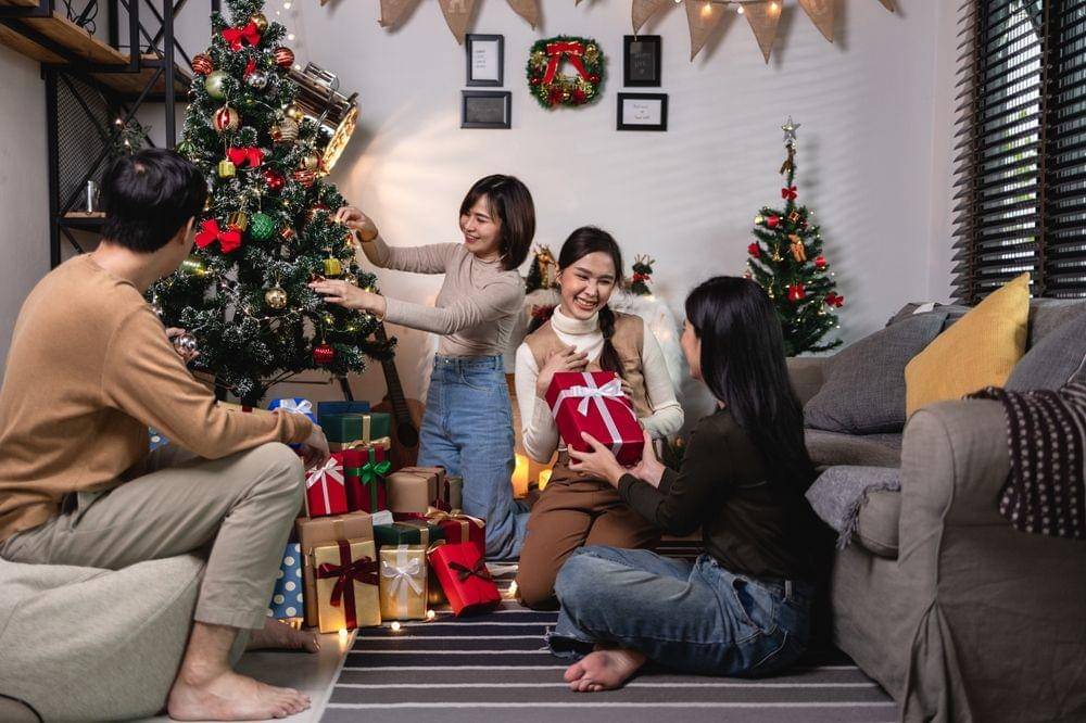 Ilustrasi tukar kado bersama (Shutterstock/JR-50)
