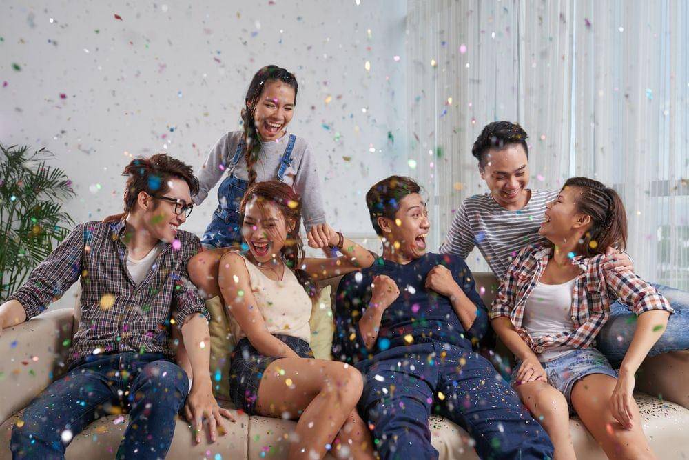 Ilustrasi sekelompok anak muda merayakan tahun baru (Shutterstock/Dragon Images)