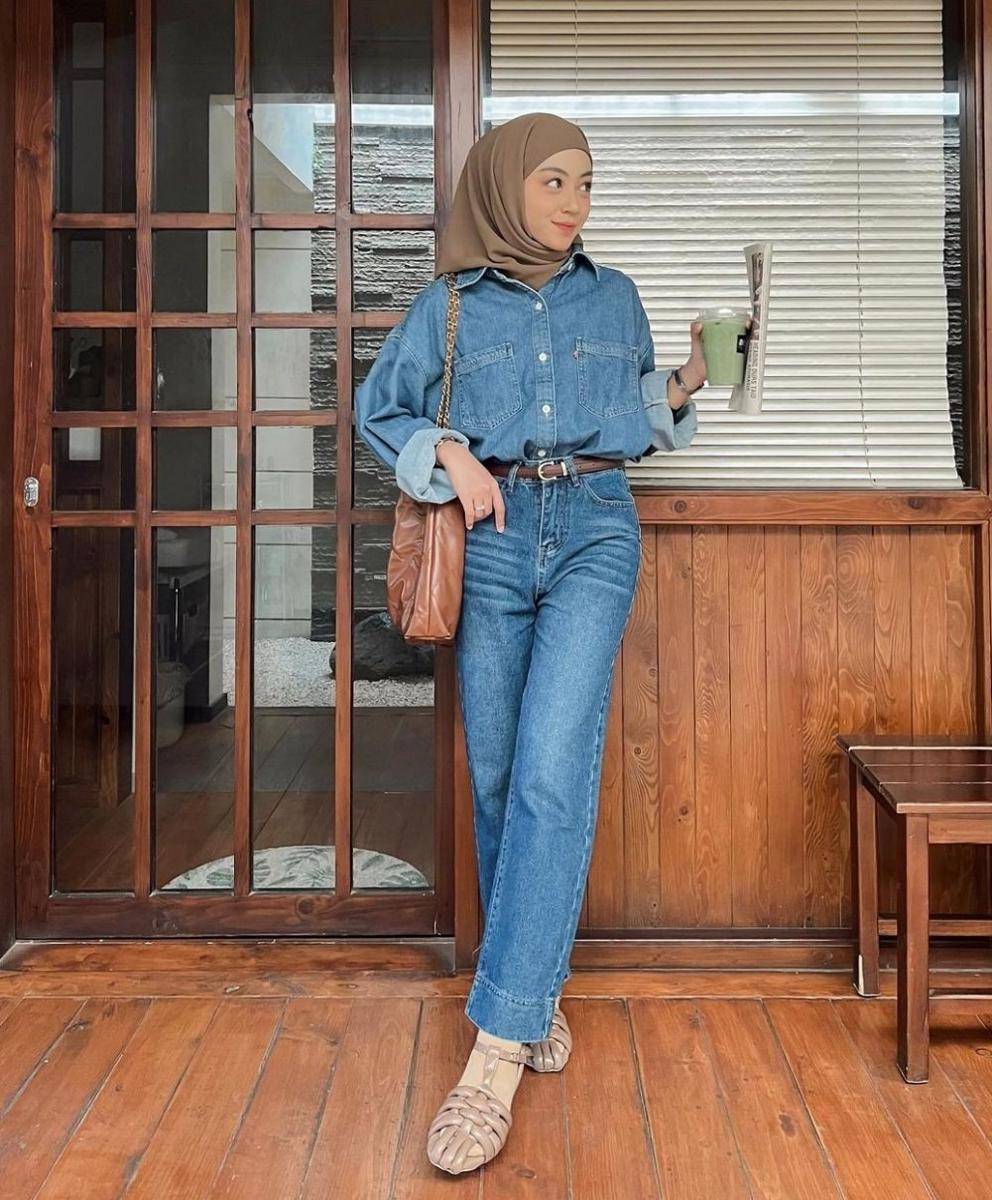 OOTD hijab denim (instagram.com/meiraniap)