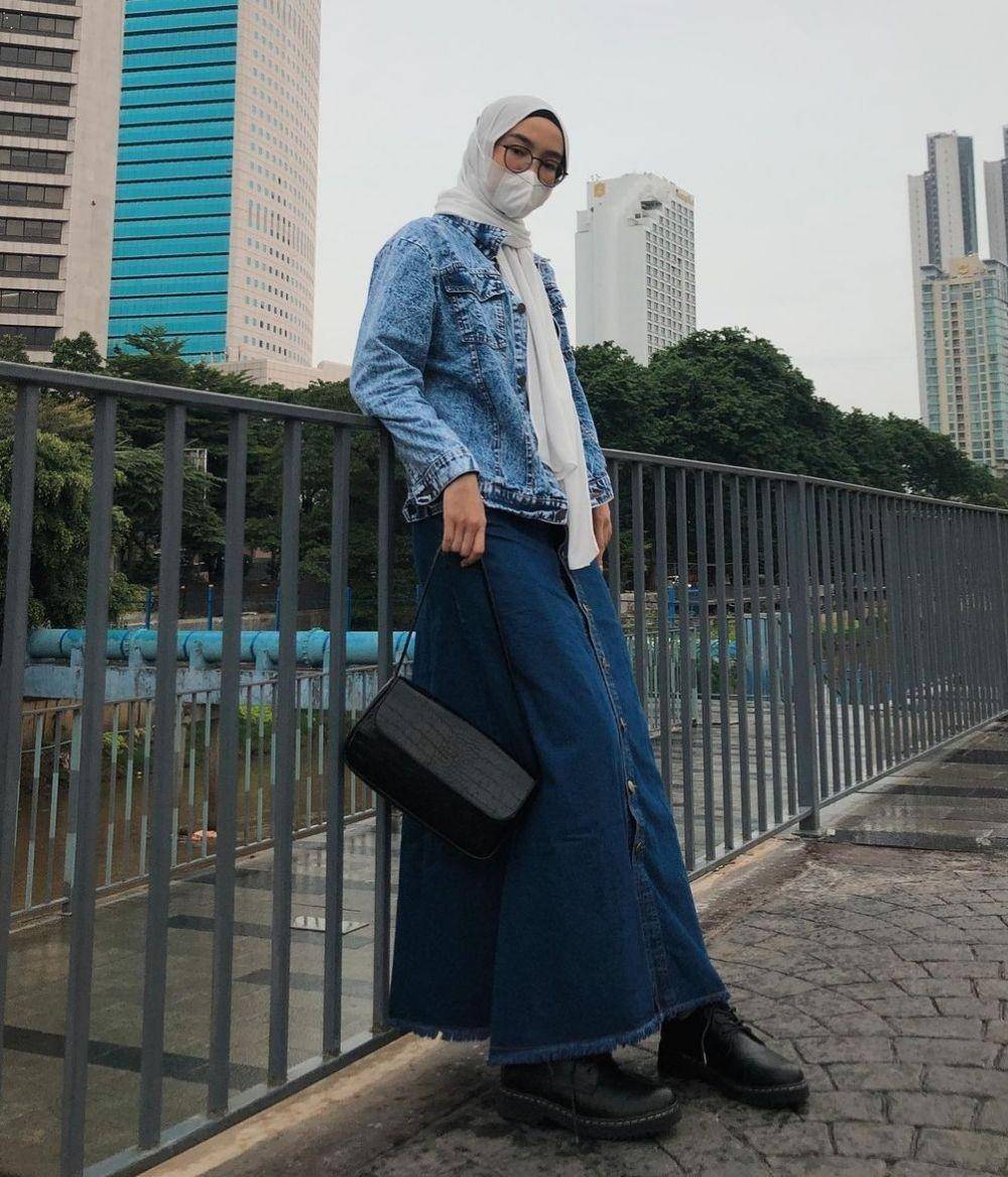 OOTD hijab denim (instagram.com/naqitakarnn)