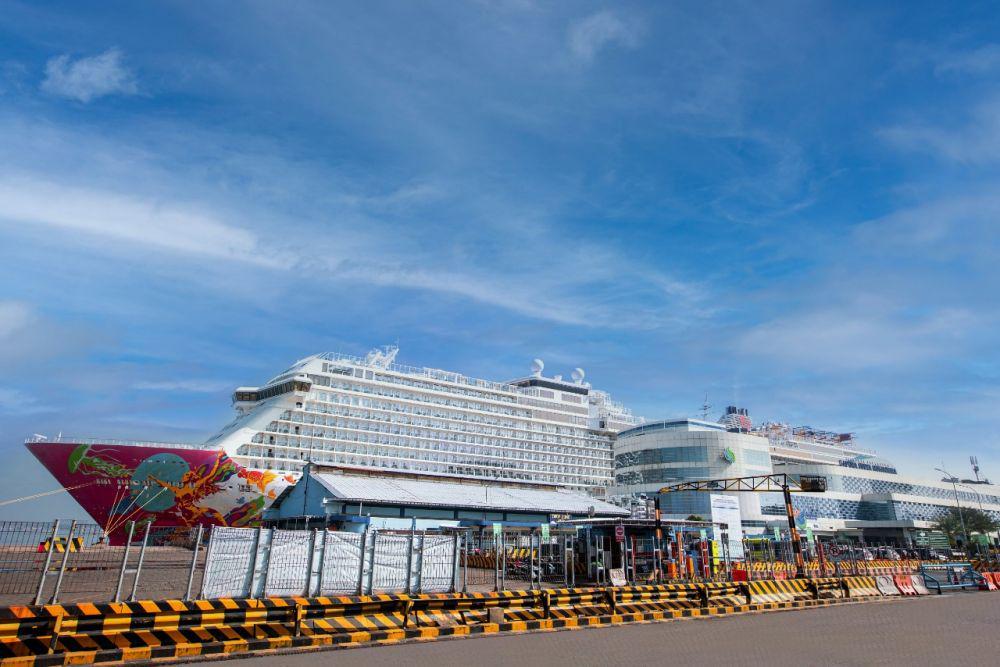 Kemewahan Berlayar Besama Kapal Pesiar Genting Dream