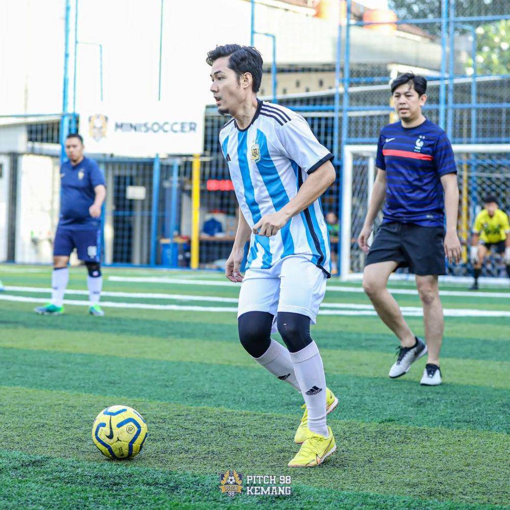 potret Rizky Kinos saat bermain bola (instagram.com/kinosnoski)
