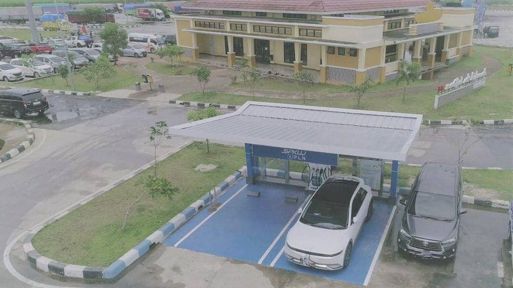 PLN Unit Induk Distribusi (UID) Lampung menambah dua titik Stasiun Pengisian Kendaraan Listrik Umum (SPKLU) di ruas Jalan Tol Trans Sumatera Provinsi Lampung. (Dok. PLN UID Lampung).
