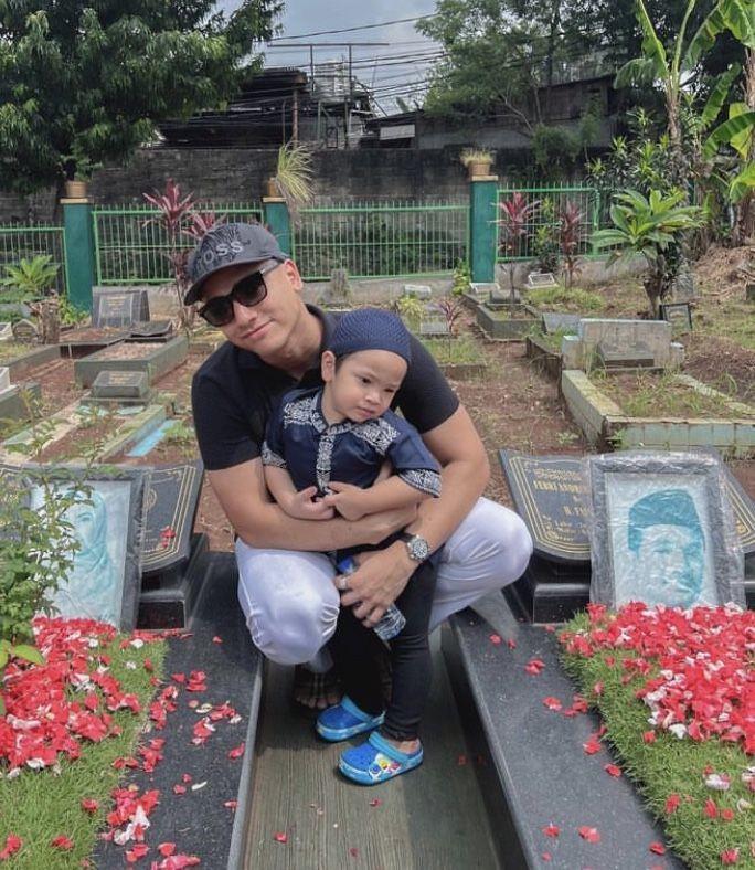 10 Momen Haru Gala Ziarah Makam di Ulang Tahun Vanessa Angel