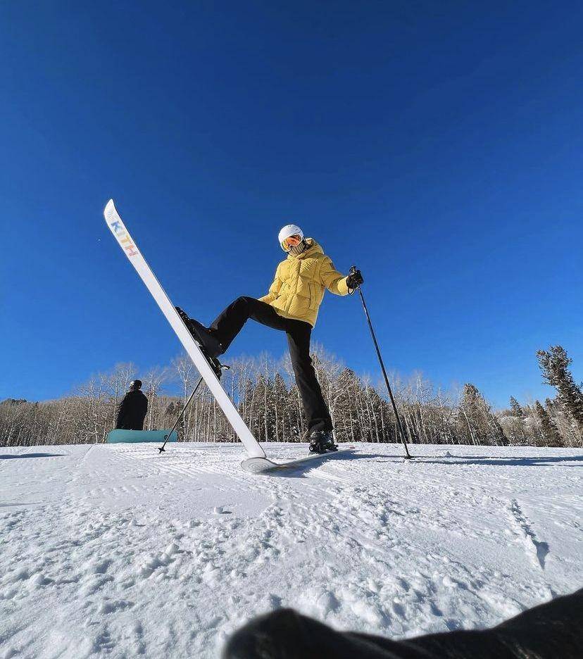 potret Gigi Hadid main ski (instagram.com/gigihadid)