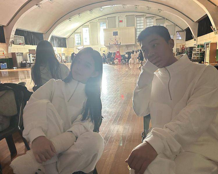 Kebersamaan Park Ji Hoo dan Choi Hyun Wook di lokasi syuting MV Dito (instagram.com/03_hu)