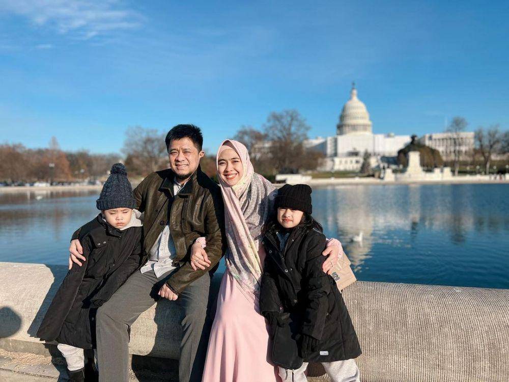 potret liburan keluarga artis (instagram.com/okisetianadewi)
