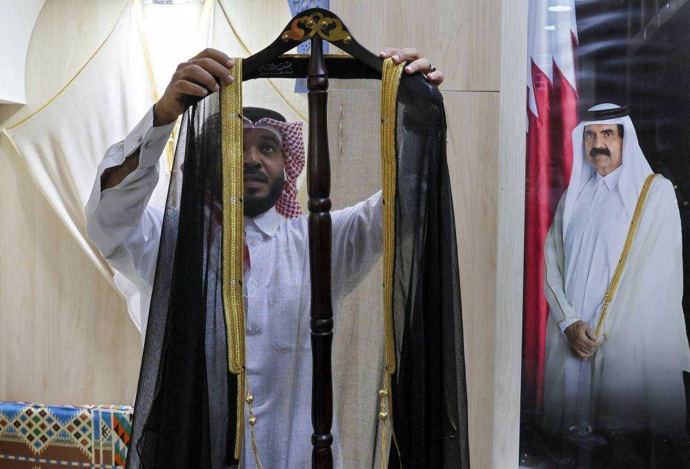 Jubah hitam yang dikenakan Lionel Messi dibuat oleh Al-Salem. (thenationalnews.com)
