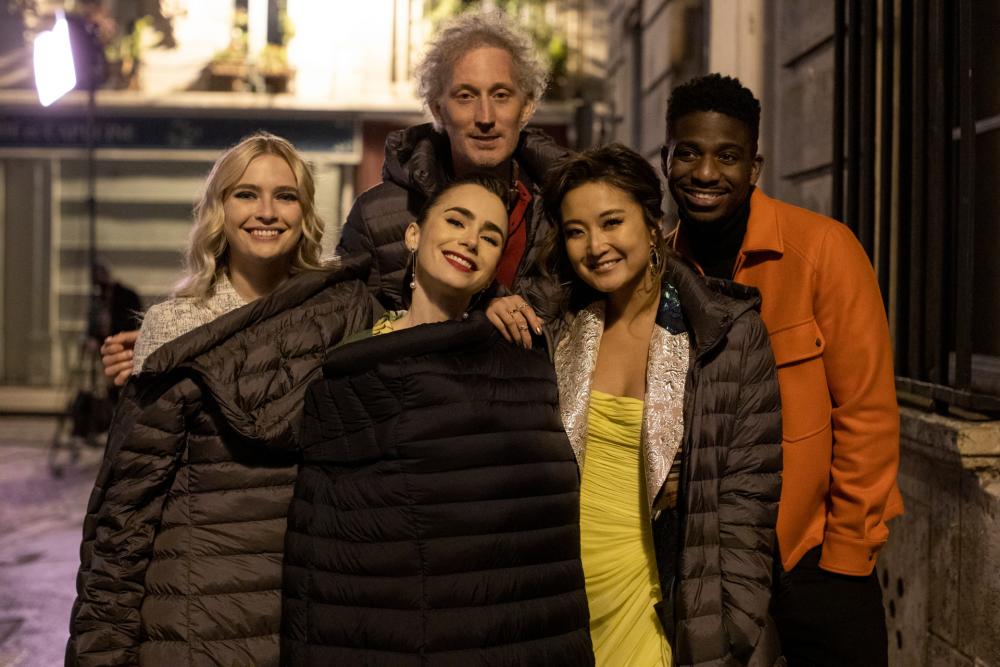 10 Potret Kedekatan Pemain Emily in Paris 3 di Balik Layar, Kompak!