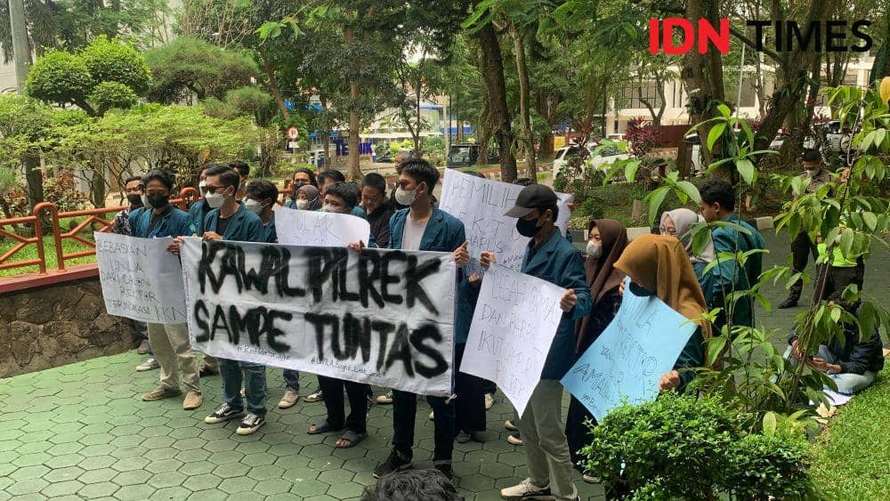 Demo pilrek unila 2023. (IDN Times/Rohmah Mustaurida).