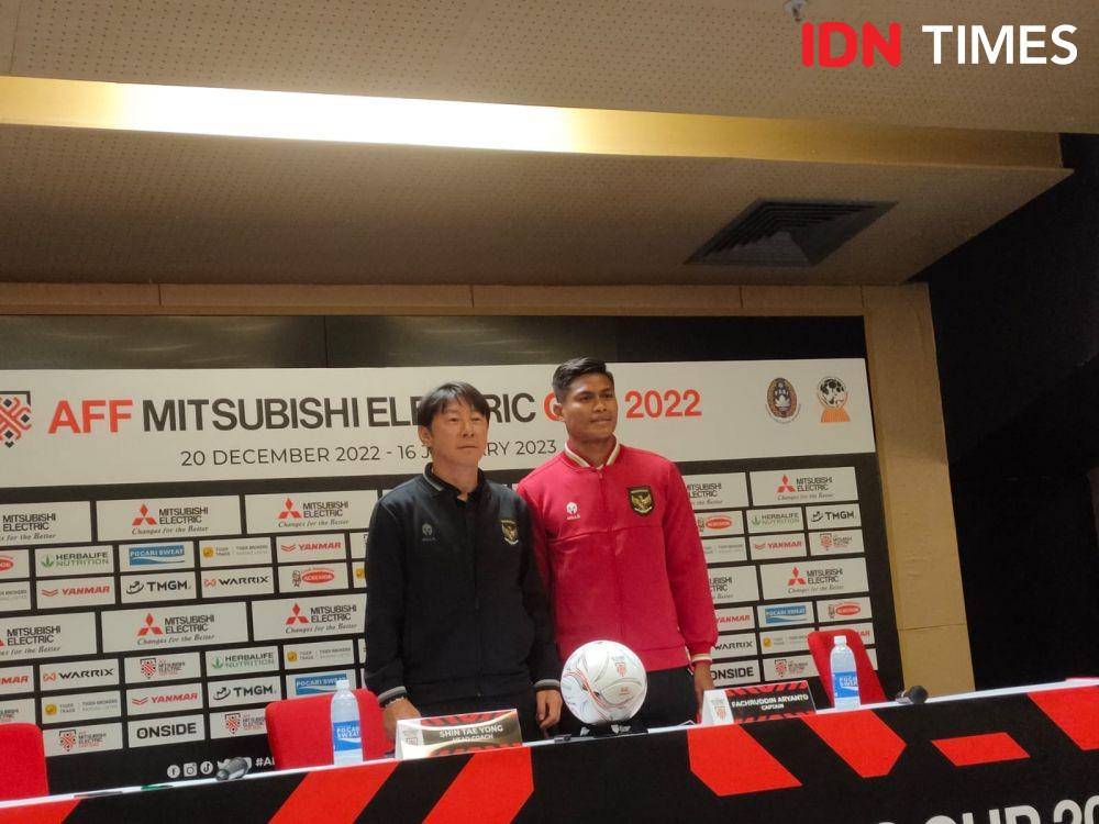 Pelatih Timnas Indonesia, Shin Tae Yong dan kapten Fahruddin Aryanto dalam jumpa pers jelang lawan Kamboja, Kamis (22/12/2022). (IDN Times/Tino).