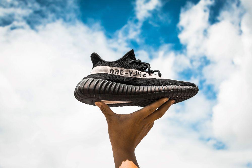 10 Sepatu Adidas Pria Terbaik, Cocok untuk Outfit Apa Saja!