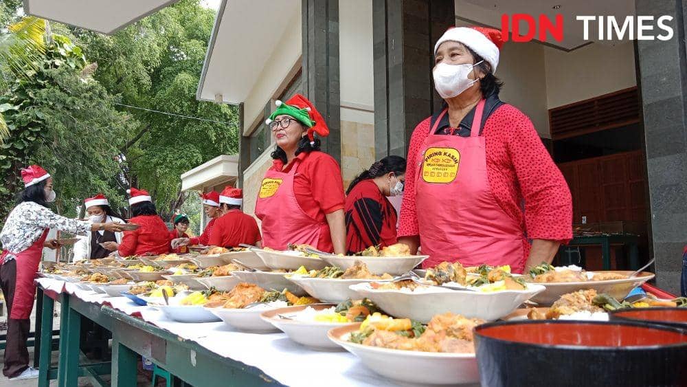 Pembagian makan gratis merupakan kegiatan piring kasih yang rutin diadakan di Gereja Paroki Santa Theresia Bongsari Semarang saban hari Kamis untuk membantu warga sekitar. (IDN Times/Fariz Fardianto)
