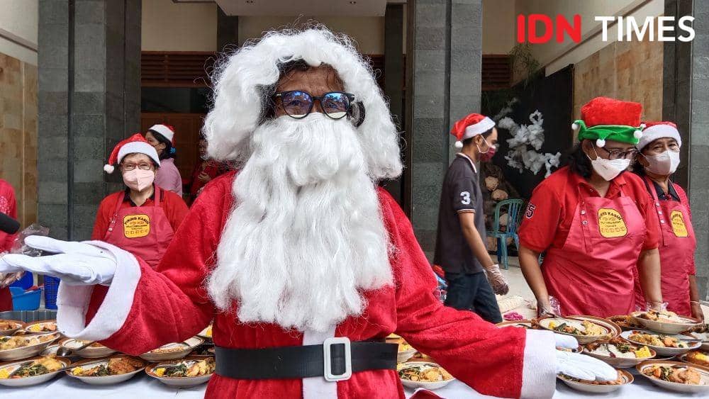 Bu Wati yang mengenakan kostum sinterklas ikut membagikan makan gratis bagi warga yang berdatangan di Gereja Paroki Santa Theresia Bongsari Semarang. (IDN Times/Fariz Fardianto)