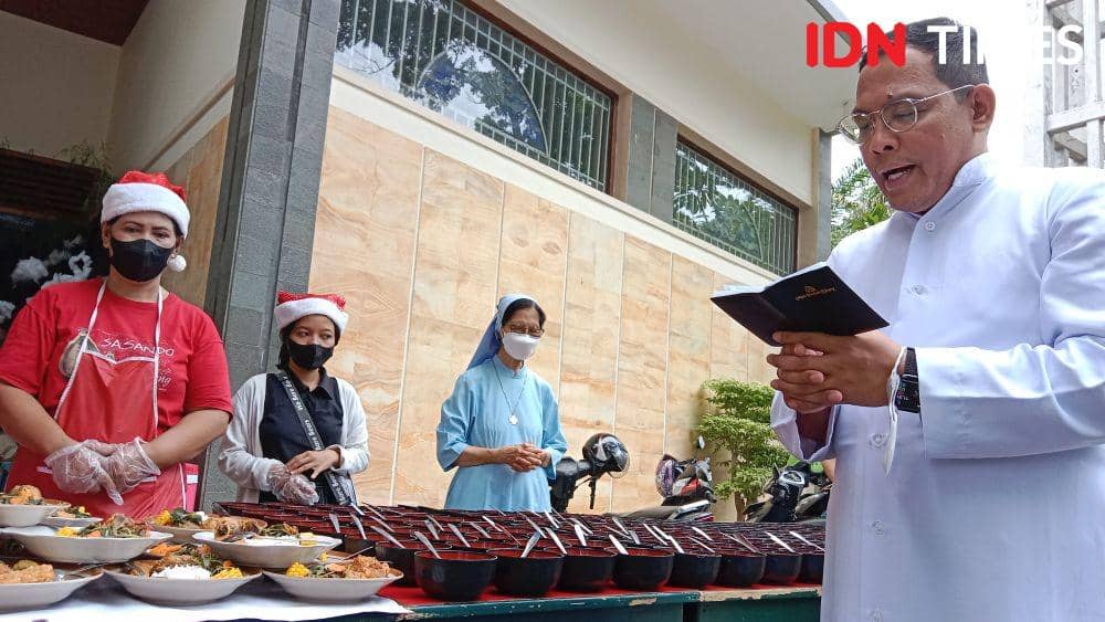 Pastor Gereja Paroki Santa Theresia Bongsari, Romo Eduardus Didik Cahyono saat membacakan doa sebelum membagikan makan gratis bagi warga Bojongsalaman dan sekitarnya. (IDN Times/Fariz Fardianto)