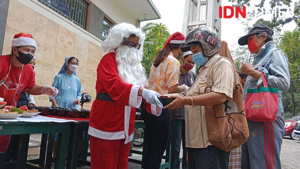 Ketika Sinterklas Bagikan Makan Gratis bagi Warga di Gereja Paroki Bongsari