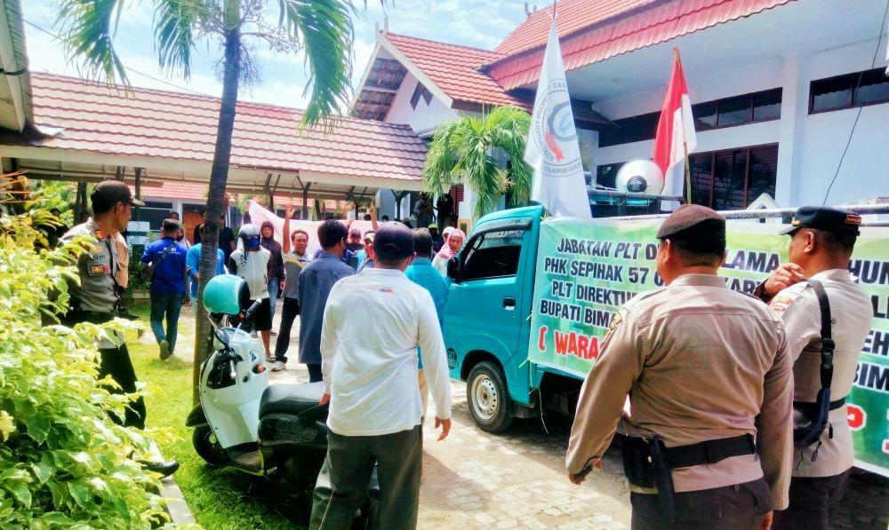 Merasa Tak Dibantu, Eks Karyawan PDAM Segel Kantor DPRD Bima