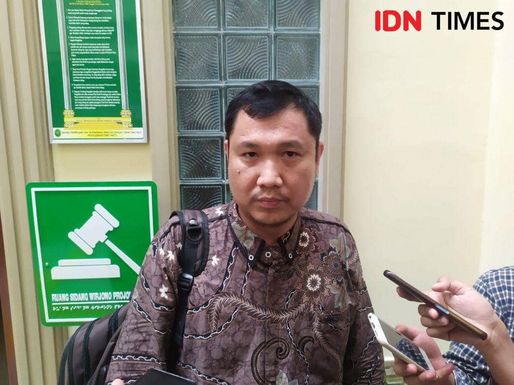 JPU KPK RI Agung saat dimintai keterangan awak media. (IDN Times/Tama Yudha Wiguna).