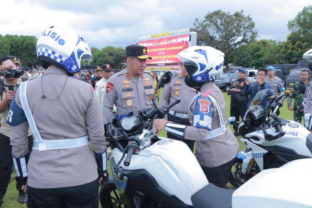 Kapolda NTB Irjen Pol Djoko Poerwanto mengecek kesiapan personel pengamanan Nataru 2022. (dok. Pold NTB)
