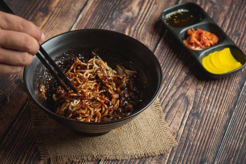 mie nyemek (vecteezy.com/เอก หนวด)