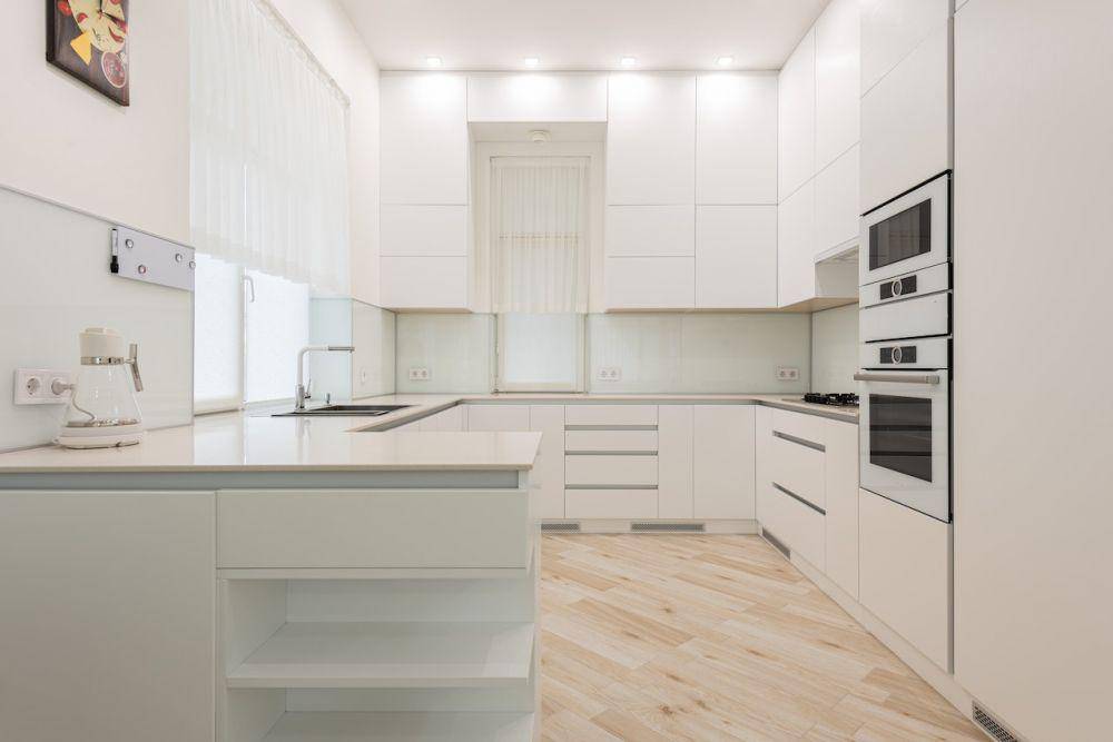 Ilustrasi desain dapur modern minimalis serba putih (Pexels/Max Vakhtbovych)