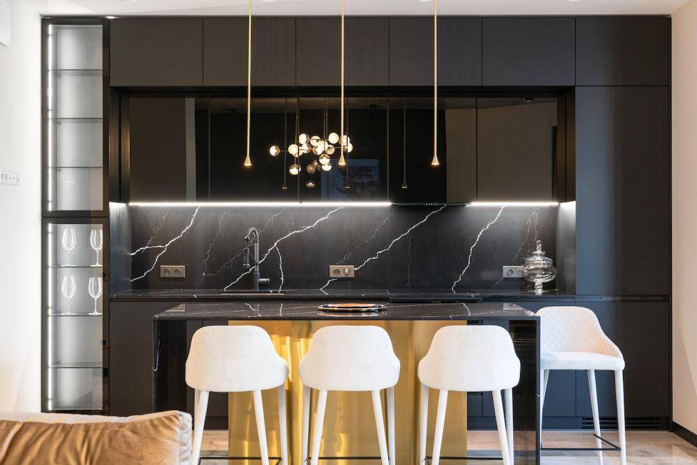 Ilustrasi aksen marmer pada desain dapur modern (Pexels/Max Vakhtbovych)