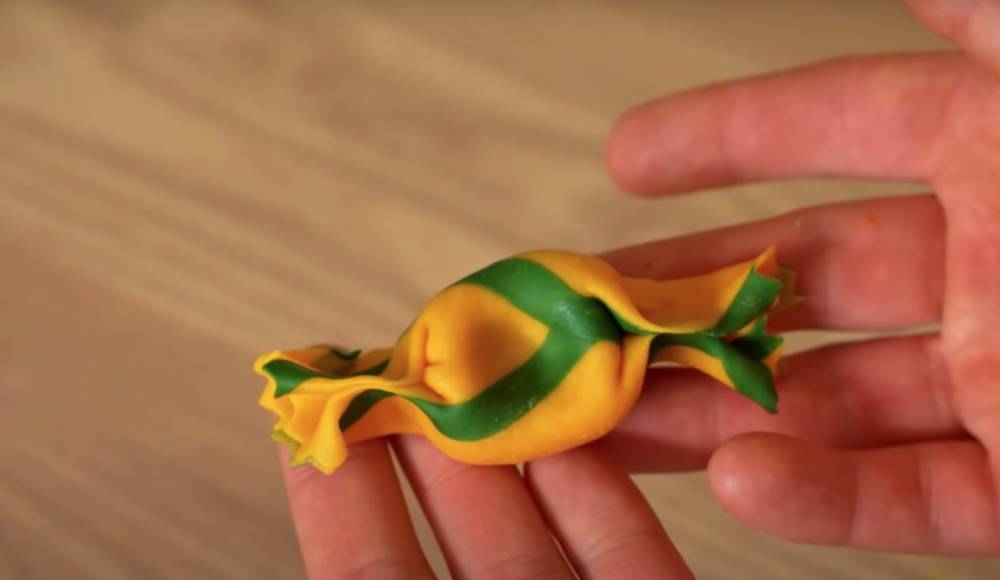 Caramelle berwarna kuning bermotif (Youtube/Mateo.zielonka)