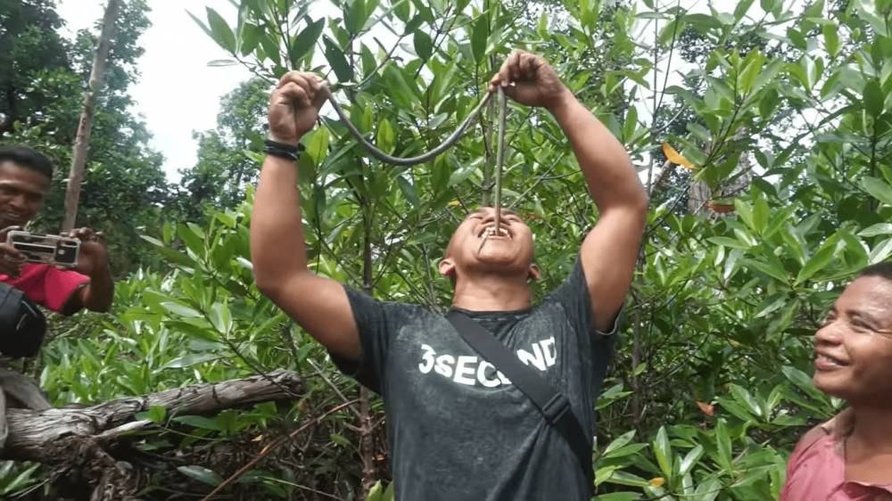 seorang warga menyantap tembiluk (youtube.com/Laode Chefenture)