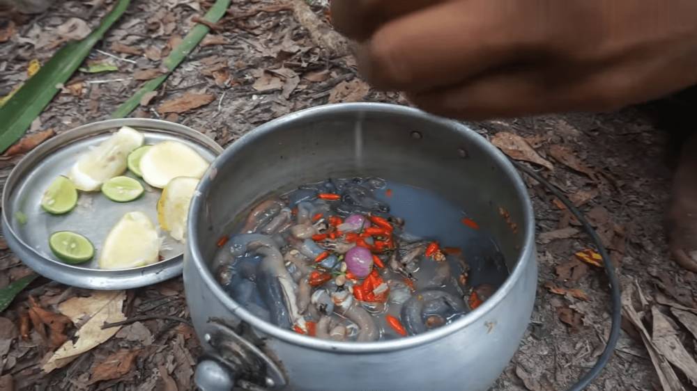 tembiluk diracik dengan jeruk nipis dan bawang merah (youtube.com/Laode Chefenture)