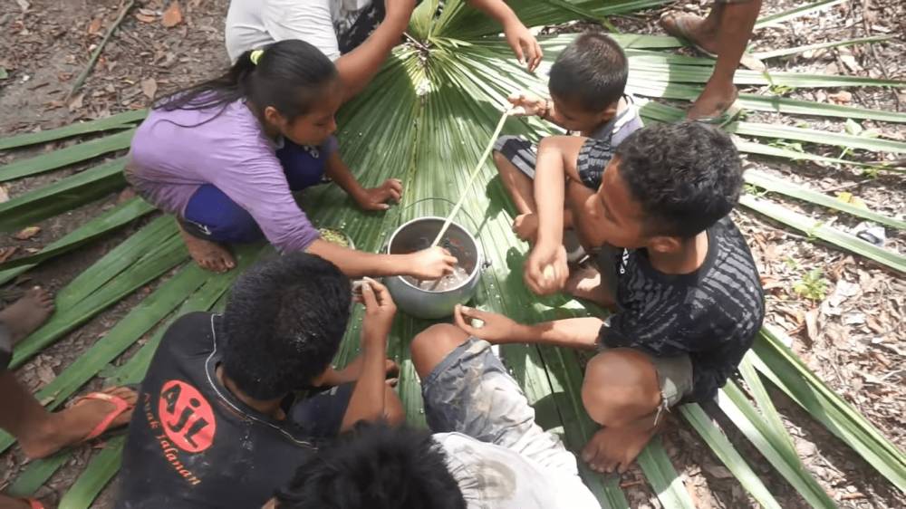 masyarakat Papua menyantap tembiluk (youtube.com/Laode Chefenture)