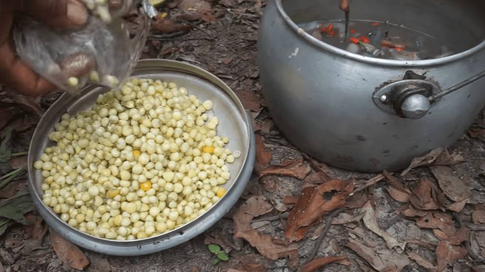 jagung rebus sebagai makanan pendamping tembiluk (youtube.com/Laode Chefenture)