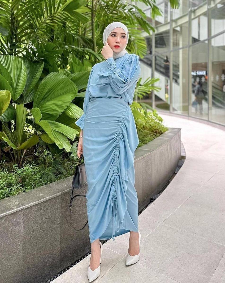 OOTD hijab biru (instagram.com/yollaanggitaaa)