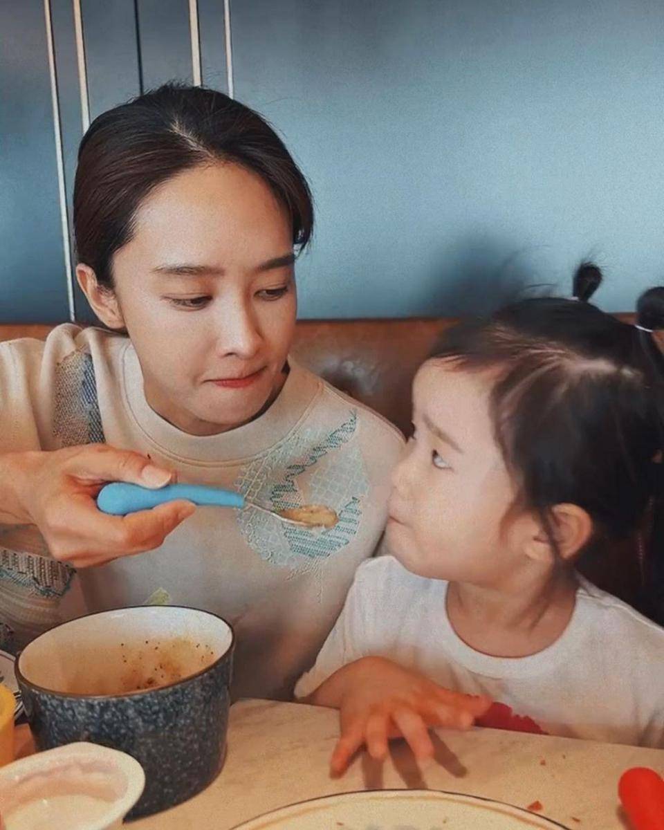 Park Jung Ah dan anaknya (instagram.com/jjungah0224)